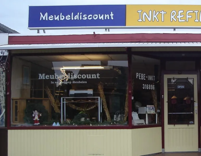 De winkel aan de Moriaanseweg West met het bord van de meubeldiscount